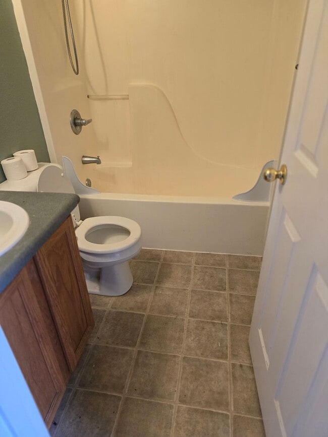Building Photo - 3 bed 2 bath Home for Rent in Grants Pass