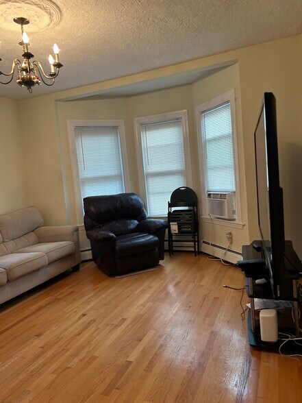 Building Photo - 56 Mozart St