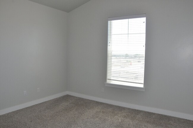 Building Photo - 3 bedroom, 2 bathroom house located in the desirable area of Saratoga Springs/ Lehi, UT