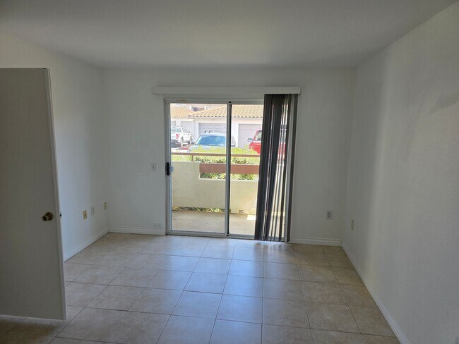 Building Photo - Vibrant 2 bedroom/2 bath condo in a great community with quick access to main commuter arteries