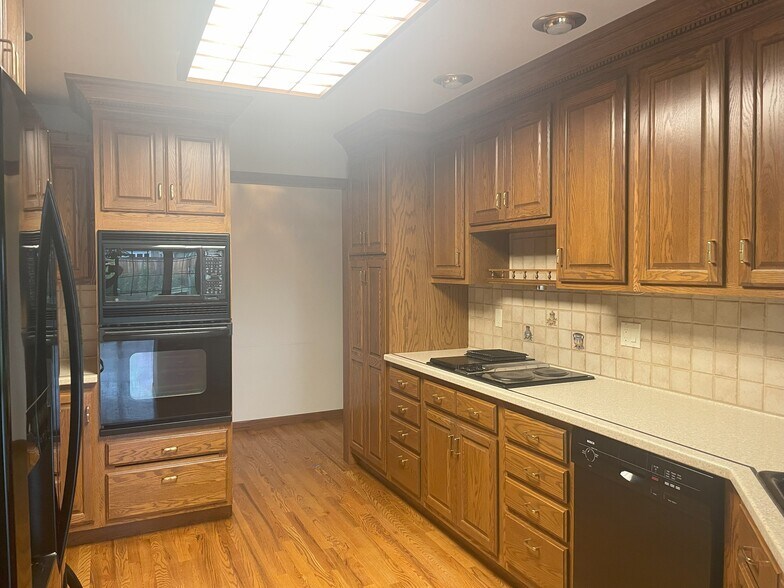 Building Photo - 501 Lois Dr