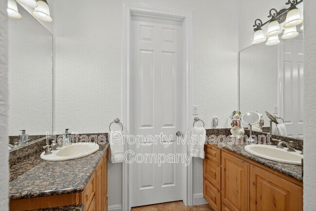 Building Photo - 24915 Estancia Cir