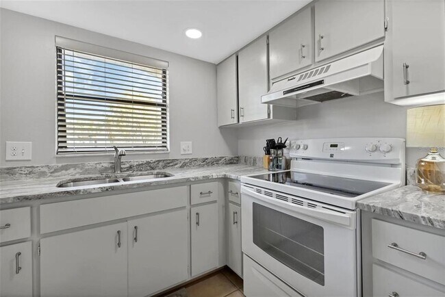 Building Photo - 14459 River Beach Dr