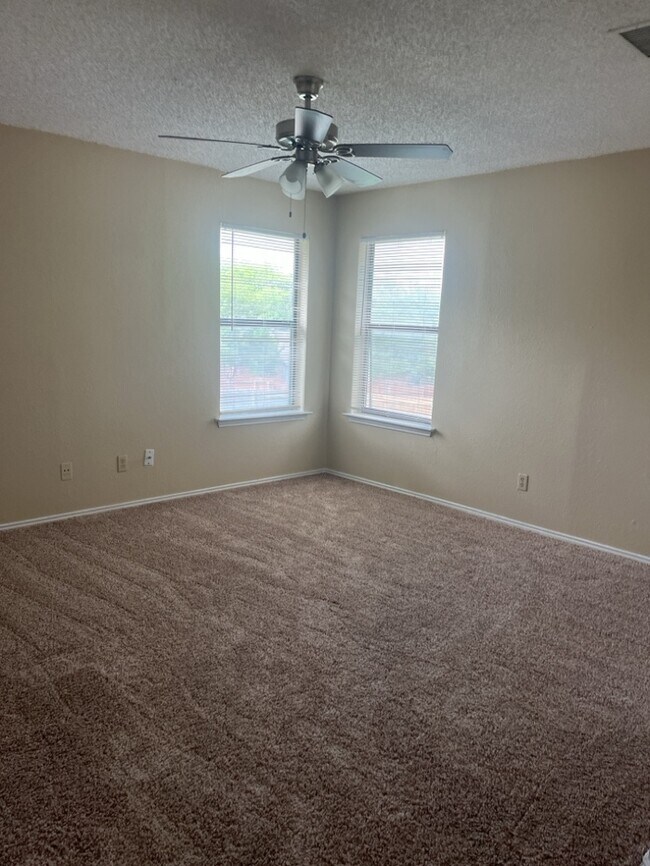 Building Photo - Townhouse! 2 bedroom 2.5 bath 2 car garage!