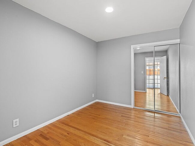 Building Photo - "Spacious 4-Bed, 3-Bath Oasis in Prime Los Angeles Location - 2080 Sq Ft of Comfort!"