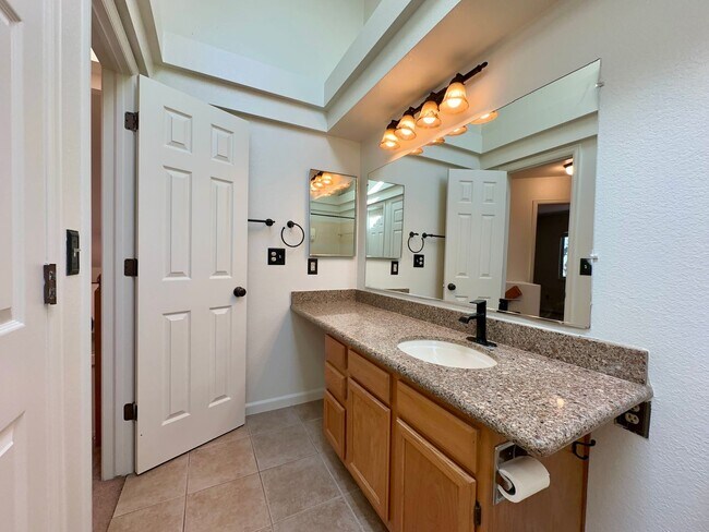 Building Photo - Cheery 3 bedroom 2 Bath Home! Available to...