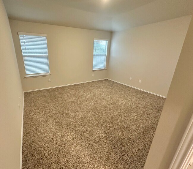 Building Photo - AVAILABLE NOW!