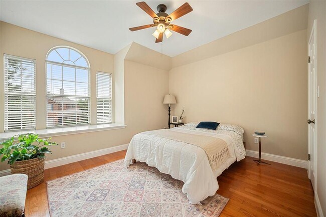 Building Photo - 1215 Boerne Dr