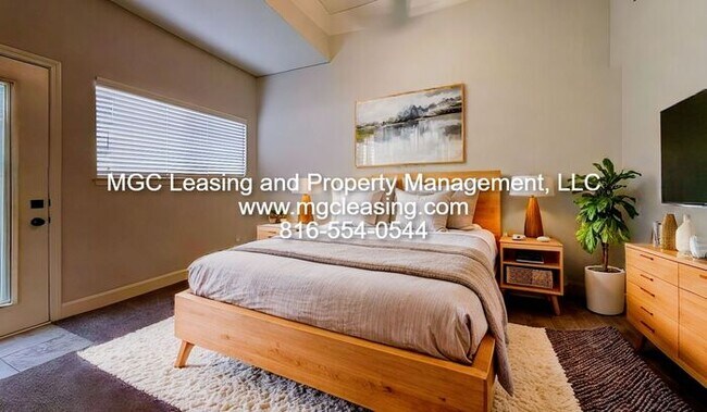Building Photo - This Townhome Has Something for Everyone