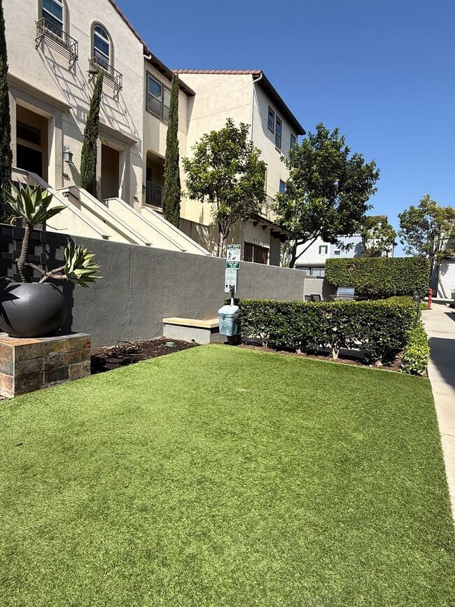 Building Photo - 2 Bedroom, 2.5 Bath Tri-level townhouse in Signal Hill