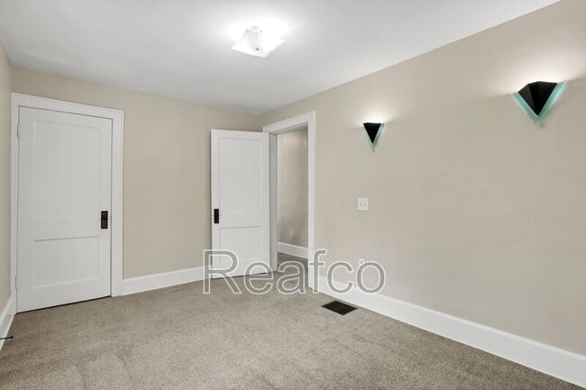 Building Photo - 463 Reinhard Ave