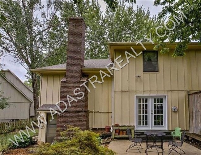 Building Photo - Beautiful Duplex in Olathe-Available in JU...