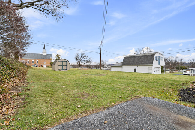 Building Photo - 609 N Mount Joy St