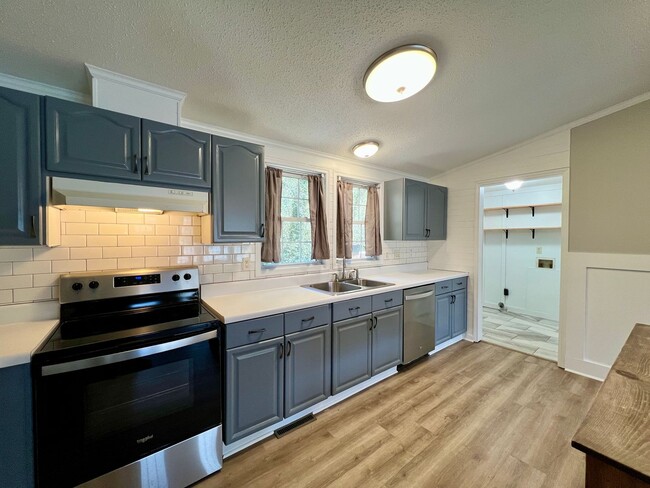 Building Photo - 3-Bed, 2-Bath home in N. Asheville!