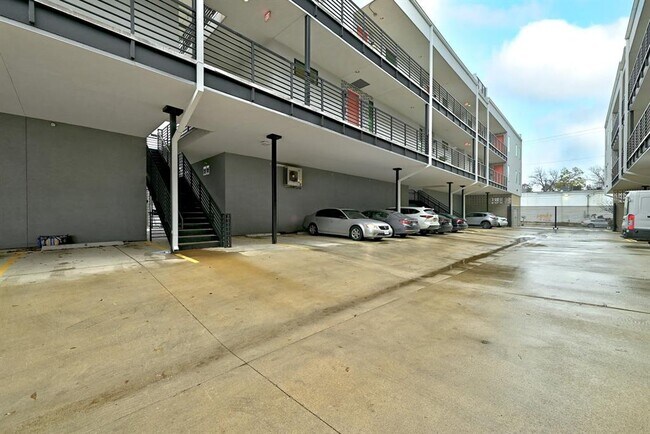 Building Photo - 2709 E 5th St.