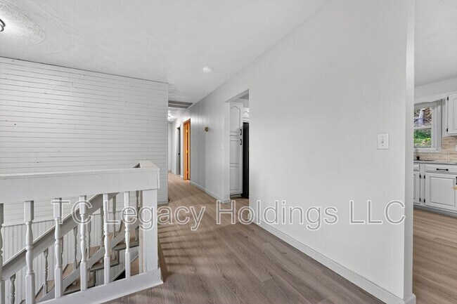 Building Photo - 320 Diamond Ave