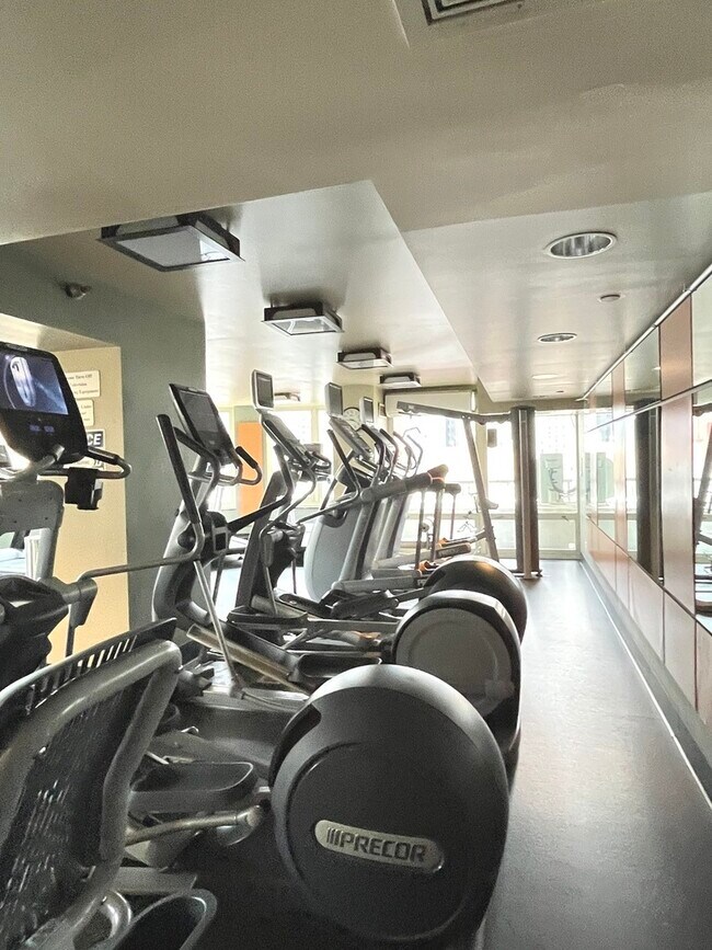 Building Photo - 345 N La Salle Dr