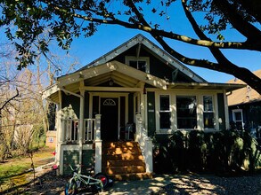 Building Photo - Craftsman Beauty Tucked into Mt.Scott-Arleta