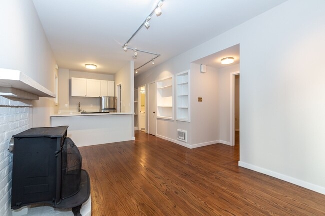 Building Photo - Pacific Heights: Remodeled Garden Apartment w/ Shared Patio One Block from the Presidio