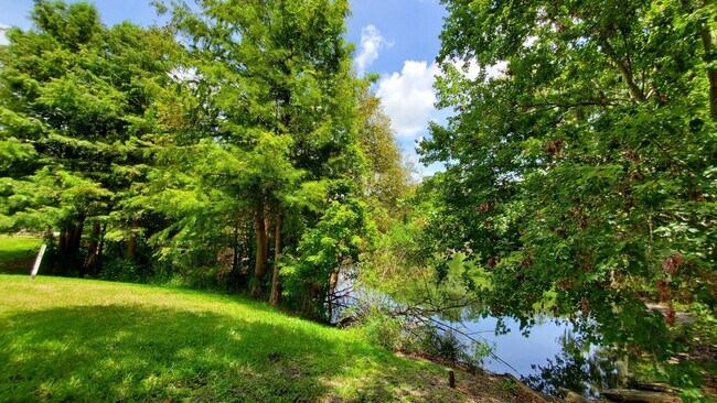 Building Photo - FOR RENT 1 bed 1 bath upper floor with bal...