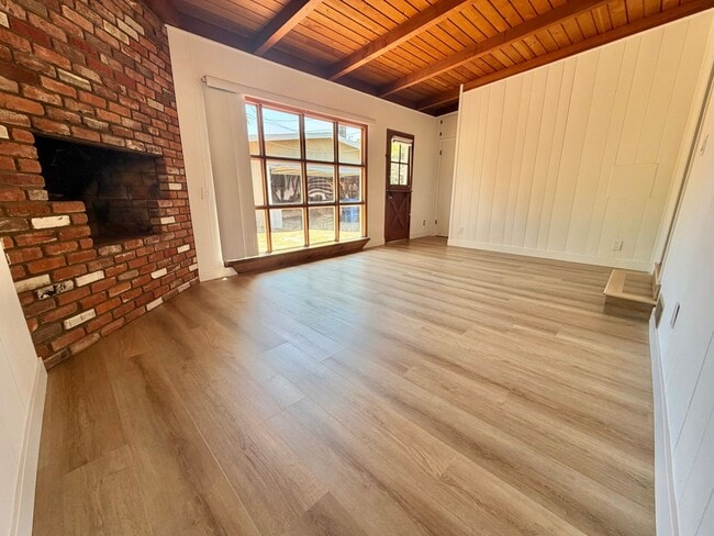 Building Photo - Spacious 3BD Manhattan Beach Home with Brand New Flooring, Large Den & 2-Car Garage