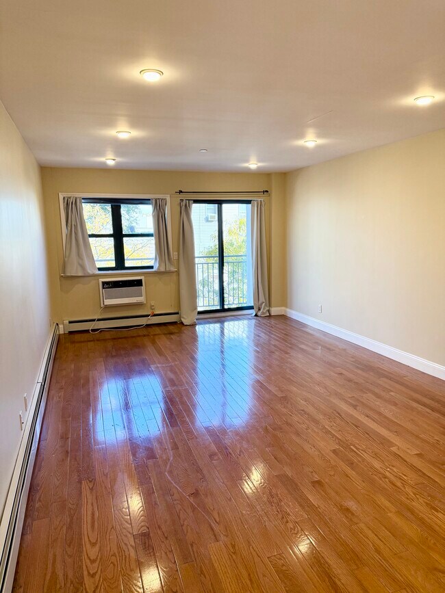 Building Photo - 27-16 41st Ave