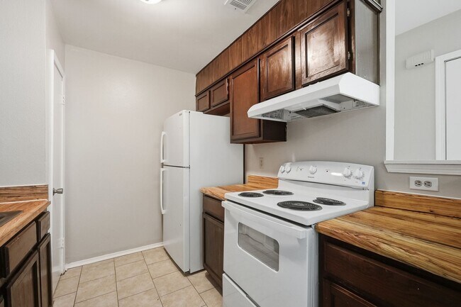 Building Photo - 8160 Stonebrook Dr