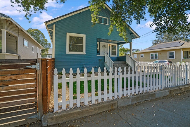 Building Photo - Charming 3 Bedroom Home Near Broadway | Spacious Layout | Prime Sacramento Location
