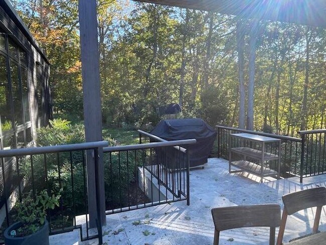 Building Photo - 9 Willow Pond Rd