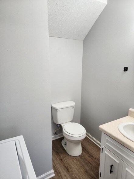 Building Photo - 105 Helen St