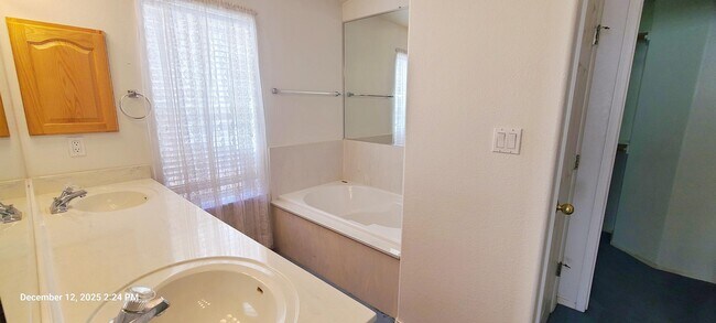 Building Photo - 7224 Quail Springs Pl NE