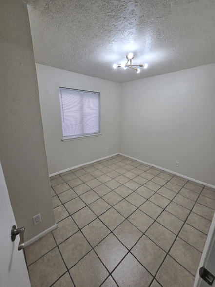 Building Photo - 142 Rhode Island St SE