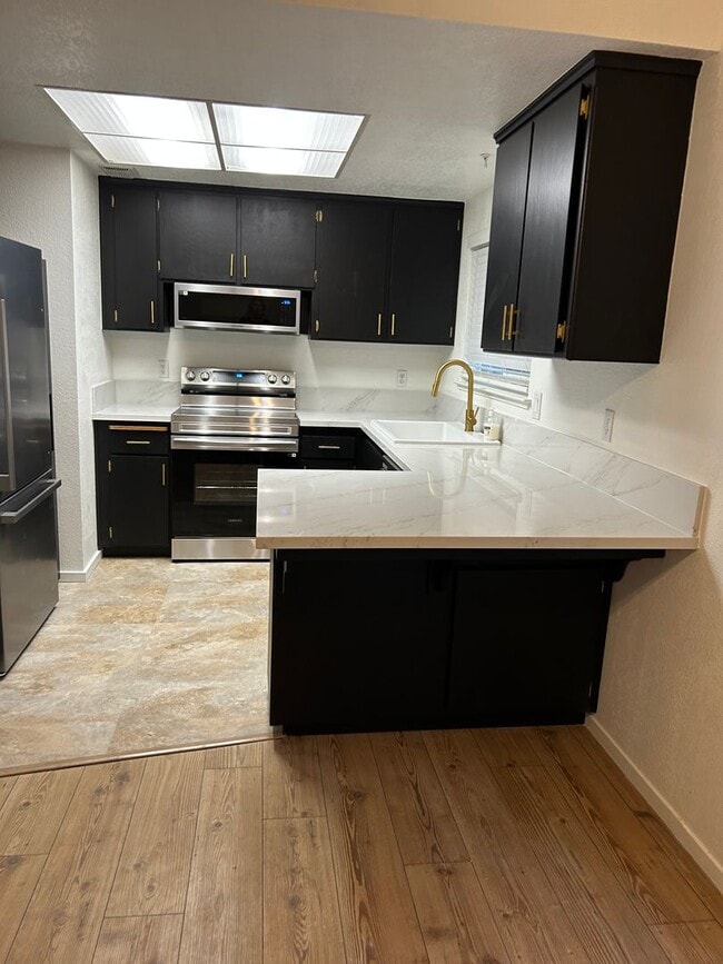 Building Photo - Beautiful upstairs condo with garage!