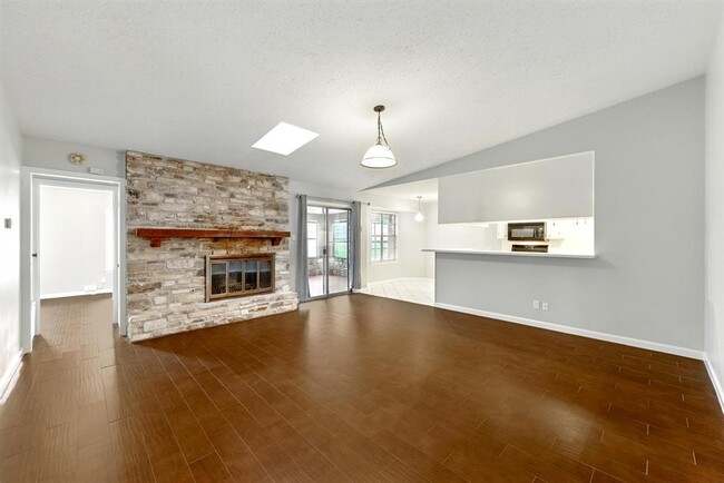 Building Photo - 1009 Rebbeca Dr