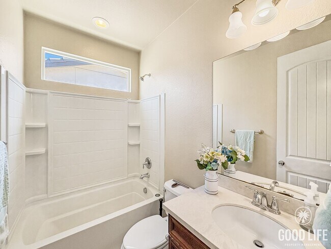 Building Photo - Stunning Home with Modern Comforts Spaciou...
