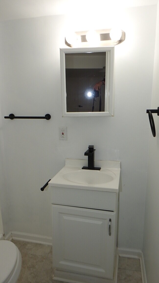 Building Photo - 4 bed 2 bath for Rent in Roeland Park, KS