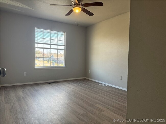 Building Photo - 14246 S Hickory St