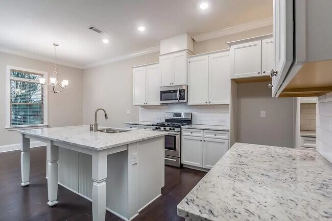 Building Photo - 611 N Main St