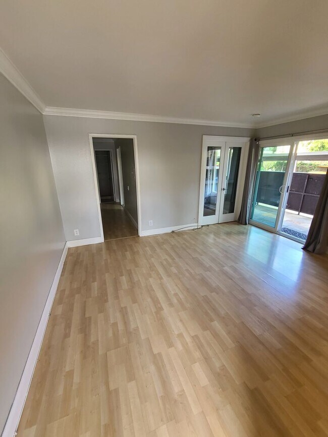 Building Photo - Spacious and Comfortable - Large 1Bd/1Ba - Lots of Natural Light - Private Patio w/ Sun Screens