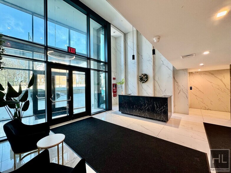 Building Photo - Gorgeous 1 bedroom with private balcony & laundry hookup