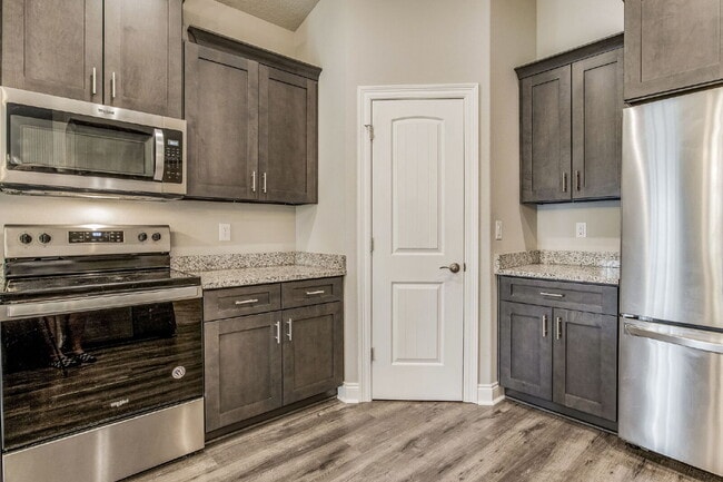 Building Photo - This beautifully maintained 3-bedroom, 2-bathroom residence offers the perfect blend of comfort, ...