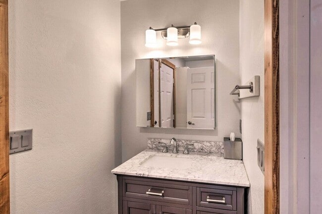 Building Photo - Gorgeous 2 Bed, 1.5 Bath Cabin Retreat on Big Creek