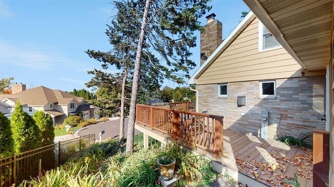 Building Photo - 830 Pine Tree Ln