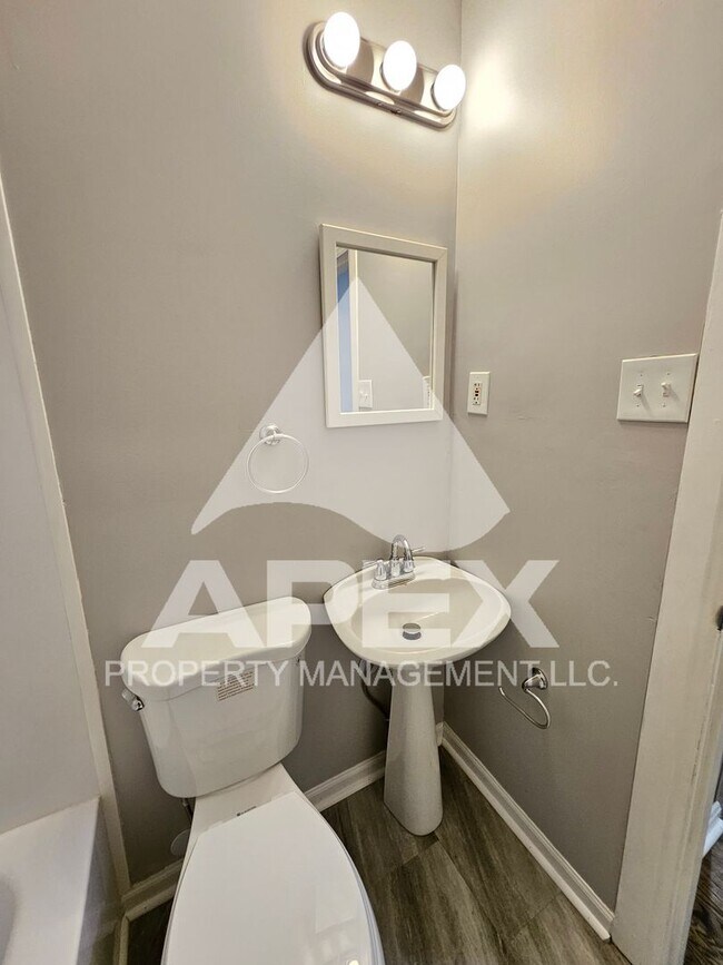 Building Photo - Craftsman Style 2 Bd 1- Ba Single Family Home with Bonus Rm and carport in North Knox!