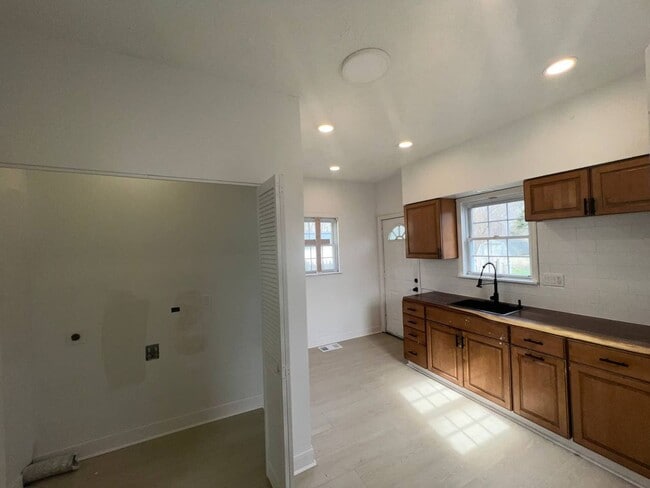 Building Photo - 121 Monroe St