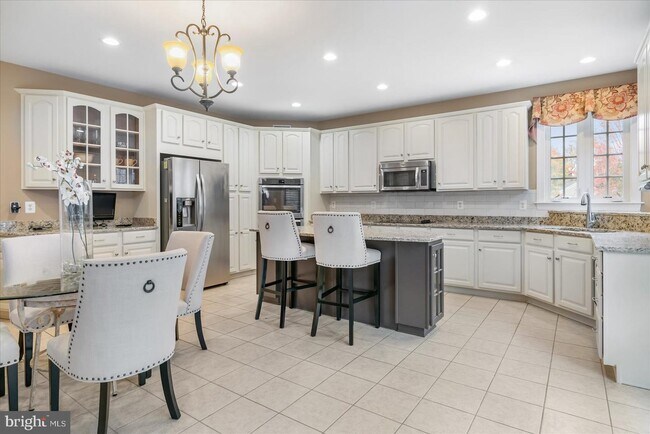 Building Photo - 1710 Stone Ivy Pl