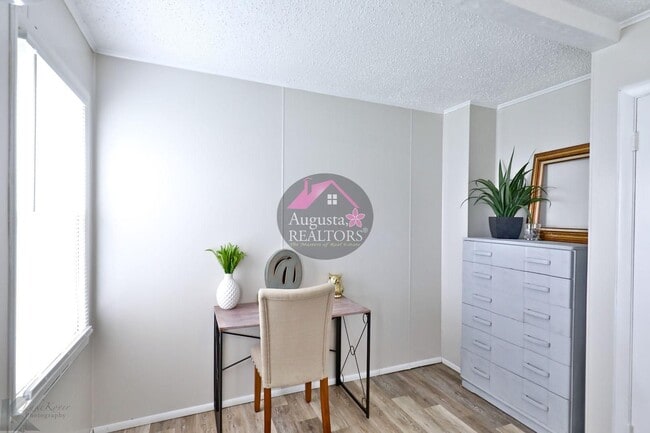 Building Photo - 3 Bedroom With Fresh Updates!
