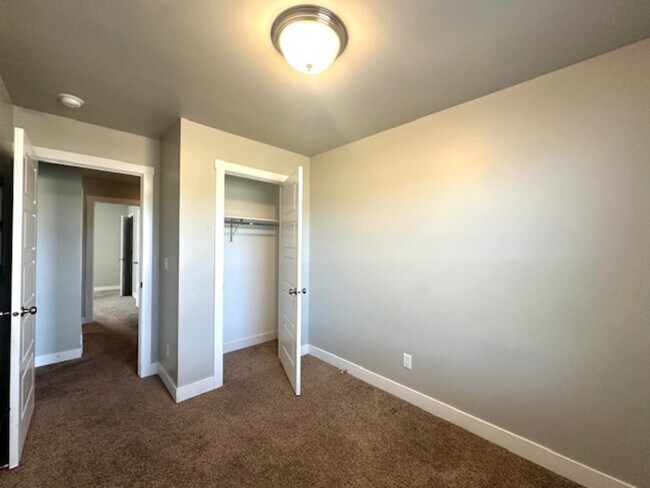 Building Photo - 385 480 W