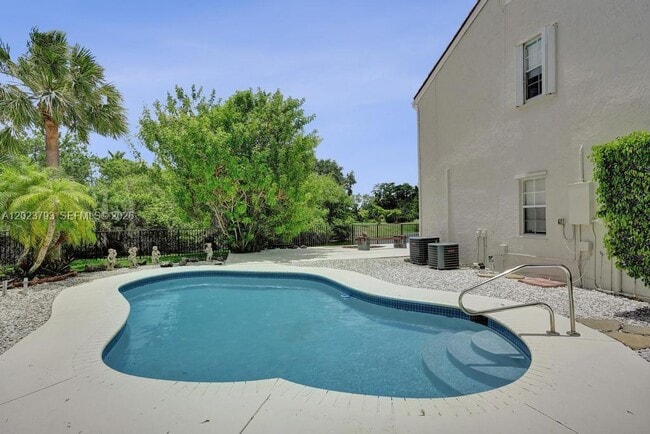 Building Photo - 21461 Sawmill Ct