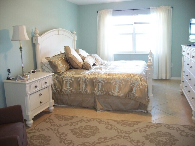 Building Photo - BEAUTIFULLY FURNISHED, 3 BEDROOM 2 BATH,  VACATION CONDO!